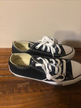 Converse Low Top Canvas Flats - Black & White womans. Size 6